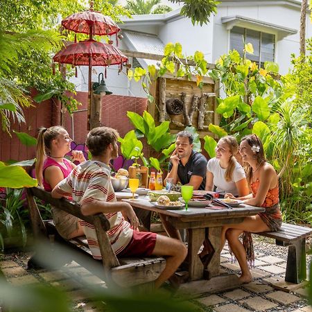 Хостел Travellers Oasis Кэрнс Экстерьер фото