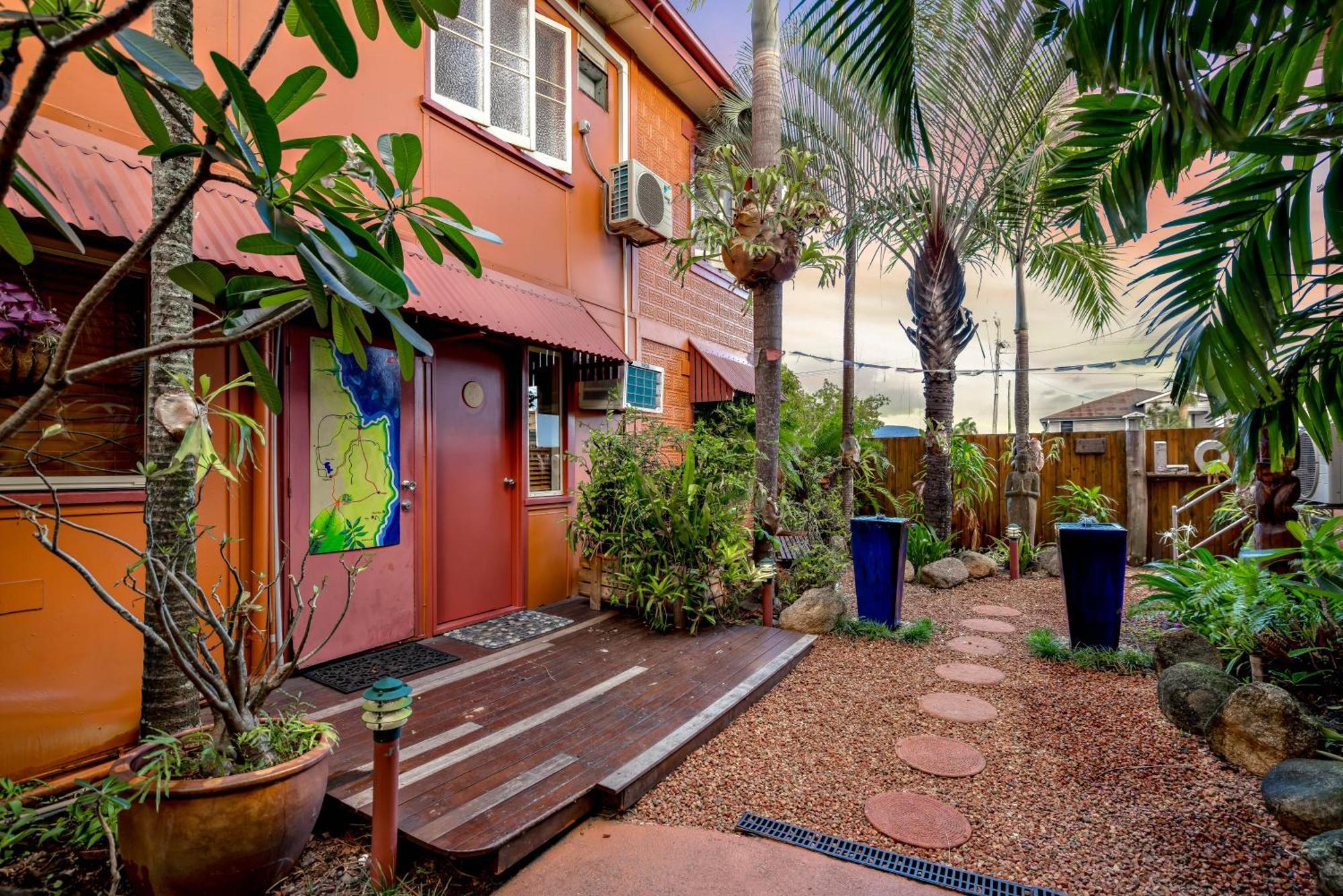 Хостел Travellers Oasis Кэрнс Экстерьер фото The courtyard of the house
